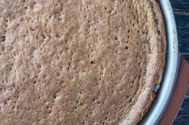 Ev yapımı soğanlı kiş, fırında kremalı ve yumurtalı turta üstüne peynir ve kapsiyum, üst manzara, kapat.