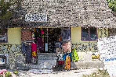 Zanzibar, Tanzanya - 14 Ocak 2020: Afrika 'nın doğusundaki Tanzanya' nın Zanzibar adasındaki plajda turistler için giysi ve hediyelik eşya manzarası
