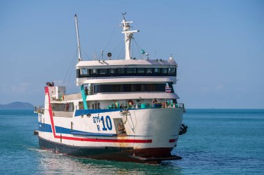 Koh Phangan, Tayland - 16 Şubat 2020: Raja Feribotu Donsak rıhtımından Samui ve Phangan liman adasına yolcu, araba ve malları taşıyor