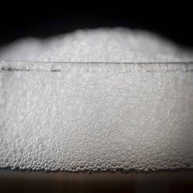 Beyaz köpüklü soğuk bir bardağın parçası.