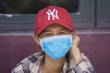 Phu Quoc Adası, Vietnam - 25 Mayıs 2020: Phu Quoc Adası, Vietnam 'da yüzünde koruyucu maske olan mutlu Vietnamlı kız