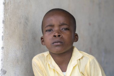 Zanzibar, Tanzanya - 15 Ocak 2020: Zanzibar, Tanzanya, Doğu Afrika 'daki dersten sonra yerel bir okulda kimliği belirsiz Afrikalı çocuklar