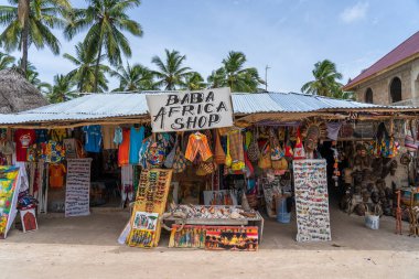 Zanzibar, Tanzanya - 15 Ocak 2020: Afrika 'nın doğusundaki Tanzanya' nın Zanzibar adasındaki plajda turistler için giysi ve hediyelik eşya manzarası
