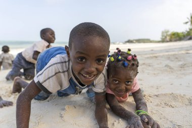 Zanzibar, Tanzanya - 15 Ocak 2020: Doğu Afrika, Tanzanya 'daki Zanzibar adasında deniz kenarında tropik bir plajda yaşayan Afrikalı çocuklar