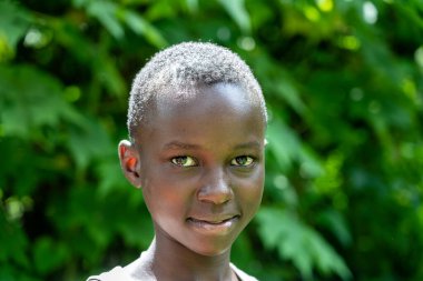 Arusha, Tanzanya - 24 Aralık 2019: Arusha, Tanzanya, Doğu Afrika 'da bir sokakta, bilinmeyen Afrikalı genç mutlu çocuk,