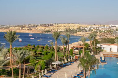 SHARM EL-SHEIKH, EGYPT - 16 Mayıs 2018: Sabahın erken saatlerinde yüzme havuzu Sharm El Sheikh, Güney Sina, Mısır 'daki tatil köyünde kızıl denizin yanında