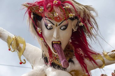 El yapımı dev bir yapı, Ogoh-ogoh heykeli, Endonezya 'nın Bali adası Ubud' da Nyepi gününde yapılan Ngrupuk geçidi için yapıldı. Sessizlik ile işaretlenmiş bir Hindu bayramı.