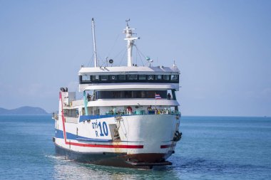 Koh Phangan, Tayland - 16 Şubat 2020: Raja Feribotu Donsak rıhtımından Samui ve Phangan liman adasına yolcu, araba ve malları taşıyor