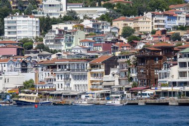 İstanbul, Türkiye - 29 Temmuz 2015: Eminonu Limanı, Beyoğlu tarihi mimari ve deniz limanı İstanbul, Türkiye 'deki Golden Horn körfezi üzerinde
