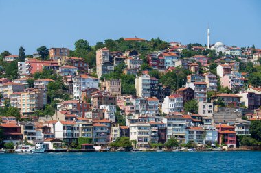İstanbul, Türkiye - 29 Temmuz 2015: Eminonu Limanı, Beyoğlu tarihi mimari ve deniz limanı İstanbul, Türkiye 'deki Golden Horn körfezi üzerinde