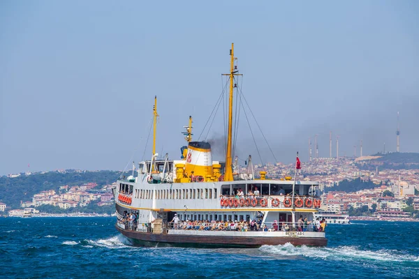 İstanbul, Türkiye - 29 Temmuz 2015: İstanbul, Türkiye 'de Beyoğlu ilçesi, turizm gemileri ve su Altın Boynuzu