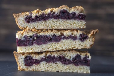 Ev yapımı organik vişneli turta hazır. Kapatın. Kirazlı tart