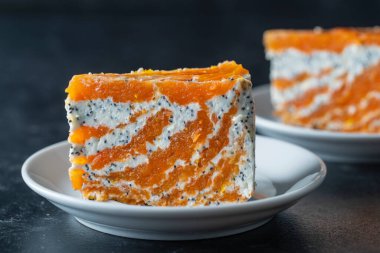 Bir parça lezzetli havuçlu kek, haşhaş, bal ve portakal suyu tabakta, yakın çekim. Pastasız kek.