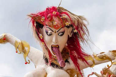 El yapımı dev bir yapı, Ogoh-ogoh heykeli, Endonezya 'nın Bali adası Ubud' da Nyepi gününde yapılan Ngrupuk geçidi için yapıldı. Sessizlik ile işaretlenmiş bir Hindu bayramı.