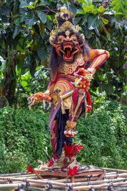 El yapımı dev bir yapı, Ogoh-ogoh heykeli, Endonezya 'nın Bali adası Ubud' da Nyepi gününde yapılan Ngrupuk geçidi için yapıldı. Sessizlik ile işaretlenmiş bir Hindu bayramı.
