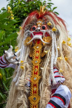 El yapımı dev bir yapı, Ogoh-ogoh heykeli, Endonezya 'nın Bali adası Ubud' da Nyepi gününde yapılan Ngrupuk geçidi için yapıldı. Sessizlik ile işaretlenmiş bir Hindu bayramı.