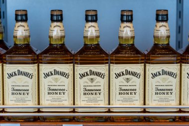 Bodrum, Türkiye - 10 Eylül 2019: Bodrum, Türkiye havalimanı içindeki gümrüksüz mağazanın rafında Jack Daniels Tennessee Bal viskisi şişeleri