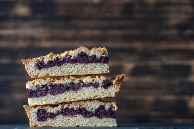 Ev yapımı organik vişneli turta hazır. Kapatın. Kirazlı tart