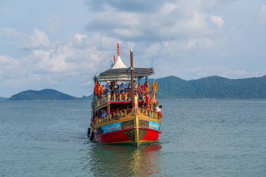 Koh Chang, Tayland - 01 Mayıs 2017: Turistlerle dolu renkli bir tekne Tayland 'daki Koh Chang adasına geri dönüyor. Koh Chang adası turistler arasında çok popülerdir..