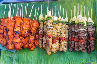 Izgara barbekü parçalı şişler, yeşil dolma biber, kırmızı domates ve et. Tayland 'da sokak pazarında satılıyor. Kapatın.