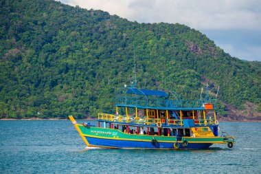 Koh Chang, Tayland - 01 Mayıs 2017: Turistlerle dolu renkli bir tekne Tayland 'daki Koh Chang adasına geri dönüyor. Koh Chang adası turistler arasında çok popülerdir..