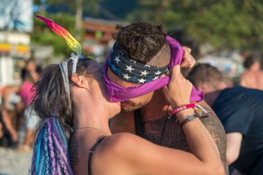 Koh Phangan, Tayland - 21 Şubat 2019: Koh Phangan, Tayland 'daki Dolunay partisine katılan gençler. Erkek ve kadın öpüşüyor