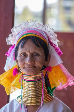 Inle Gölü, Myanmar, Burma - 14 Ocak 2016: Padaung Kabilesi kadını Myanmar, Inle Gölü, Myanmar, Burma Padaung-Karen kabilesindeki kadınlar Myanmar 'ın azınlığında poz veriyor.