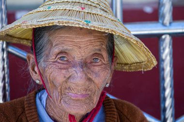 Inle Lake, Myanmar, Burma - 14 Ocak 2016: Hasır şapkalı kimliği belirsiz yaşlı kadın. Yerel halk turistlere, Inle Gölü 'ne, Myanmar' a ve Burma 'ya misafirperver ve dost canlısıdır.