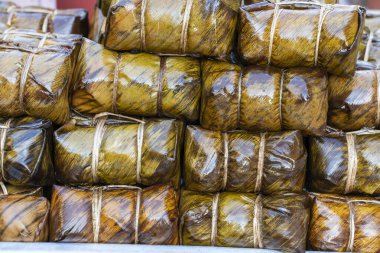 Tayland 'daki sokak yemekleri pazarında yeşil pandana sarılı kızarmış tavuk, yakın. Tayland yemeği konsepti