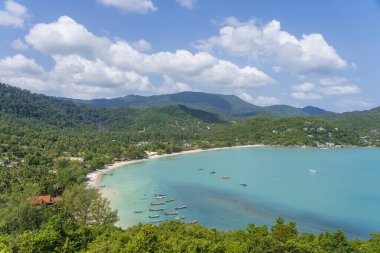 Cennet adası Koh Phangan, Tayland 'da tropikal kumsal ve hindistan cevizi palmiyeli mavi deniz suyu. Seyahat konsepti. Üst görünüm