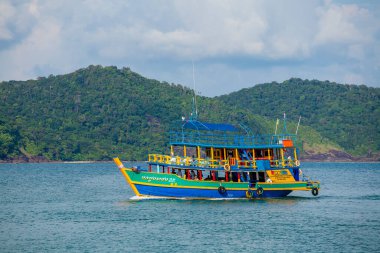 Koh Chang, Tayland - 01 Mayıs 2017: Turistlerle dolu renkli bir tekne Tayland 'daki Koh Chang adasına geri dönüyor. Koh Chang adası turistler arasında çok popülerdir..