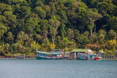 Koh Chang, Tayland - 01 Mayıs 2017: Tayland 'ın Koh Chang adasındaki rıhtımda renkli balıkçı gemileri