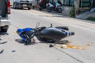 Koh Phangan, Tayland - 19 Mayıs 2019: Koh Phangan, Tayland 'daki tropikal ada Koh Phangan yolunda motosiklet kazası. Caddede bir motosiklet arasında trafik kazası
