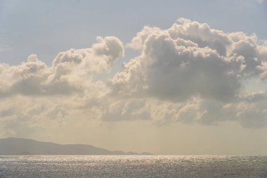 Deniz suyunda bulutlar olan mavi gökyüzü. Doğa bileşimi. Tayland