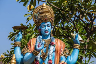 Hindistan Hindu tapınağındaki mavi gökyüzü arka planındaki taş heykel, kapatın.