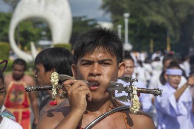 Phuket. Tayland - 17 Ekim 2015: Phuket Town 'daki Vejetaryen Festivali' nde tanrı yürüyüşleri yapan Çinli Tayland rahibi. Festival, Dokuz İmparator Tanrısı olarak da bilinen ünlü bir yıllık festivaldir.