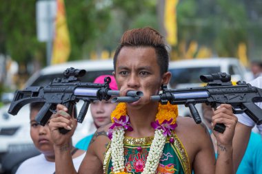Phuket. Tayland - 17 Ekim 2015: Phuket Town 'daki Vejetaryen Festivali' nde tanrı yürüyüşleri yapan Çinli Tayland rahibi. Festival, Dokuz İmparator Tanrısı olarak da bilinen ünlü bir yıllık festivaldir.