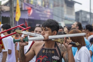 Phuket. Tayland - 18 Ekim 2015: Phuket Town 'daki Vejetaryen Festivali' nde tanrı yürüyüşleri yapan Çinli Tayland rahibi. Festival, Dokuz İmparator Tanrısı olarak da bilinen ünlü bir yıllık festivaldir.