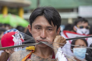 Phuket. Tayland - 18 Ekim 2015: Phuket Town 'daki Vejetaryen Festivali' nde tanrı yürüyüşleri yapan Çinli Tayland rahibi. Festival, Dokuz İmparator Tanrısı olarak da bilinen ünlü bir yıllık festivaldir.