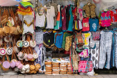 Ubud, Bali, Endonezya. - 16 Mart 2019 'da sokak giyim mağazası ve hediyelik eşya dükkanını kapatın. Ubud, Bali Adası, Endonezya. Endonezya sokak pazarı