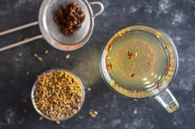 İlkbaharda taze huş ağacı tomurcuklarıyla sıcak sağlıklı çay, yakın plan, üst manzara. Bitkisel ilaçlarda çeşitli hastalıklar için ilaç olarak kullanılır.