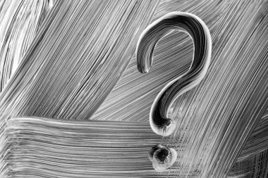 Boyalı cam yüzey arkaplanındaki soru işareti, kapat. Siyah ve beyaz