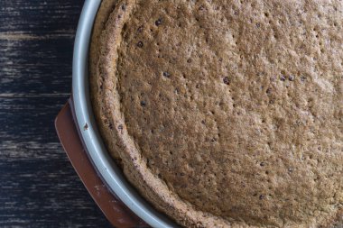 Ev yapımı soğanlı kiş, fırında kremalı ve yumurtalı turta üstüne peynir ve kapsiyum, üst manzara, kapat.