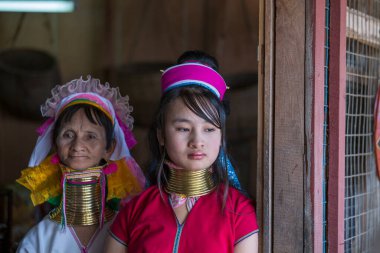 Inle Gölü, Myanmar, Burma - 14 Ocak 2016: Padaung Kabilesi kadını Myanmar, Inle Gölü, Myanmar, Burma Padaung-Karen kabilesindeki kadınlar Myanmar 'ın azınlığında poz veriyor.