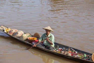 Inle Gölü, Myanmar, Burma - 14 Ocak 2016: Tanımlanamayan Birman halkı, küçük tahta bir teknede hediyelik eşya, incik boncuk ve bijouterieat Inle Gölü, Myanmar 'daki yüzer markette