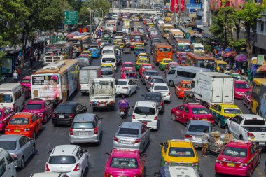 Bangkok, Tayland - 22 Ocak 2015: Bangkok, Tayland 'da yoğun bir yol boyunca trafik sıkışıklığı