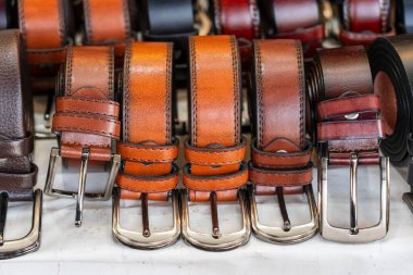 Tayland 'daki yerel sokak pazarında birçok deri kemer satışa sunuldu. Kapat.