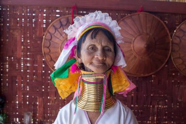 Inle Gölü, Myanmar, Burma - 14 Ocak 2016: Padaung Kabilesi kadını Myanmar, Inle Gölü, Myanmar, Burma Padaung-Karen kabilesindeki kadınlar Myanmar 'ın azınlığında poz veriyor.