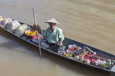 Inle Gölü, Myanmar, Burma - 14 Ocak 2016: Tanımlanamayan Birman halkı, küçük tahta bir teknede hediyelik eşya, incik boncuk ve bijouterieat Inle Gölü, Myanmar 'daki yüzer markette