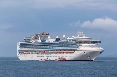 Koh Samui, Tayland - 09 Aralık 2015: Tayland 'ın Koh Samui adası yakınlarındaki deniz suyundaki büyük yolcu gemisi Sapphire Princess. Safir Prenses Japonya 'da inşa edildi ve 2004 yılında tamamlandı.